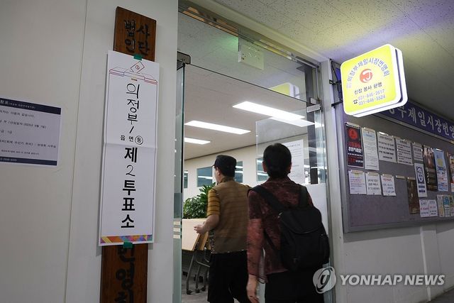 전통시장에 마련된 투표소