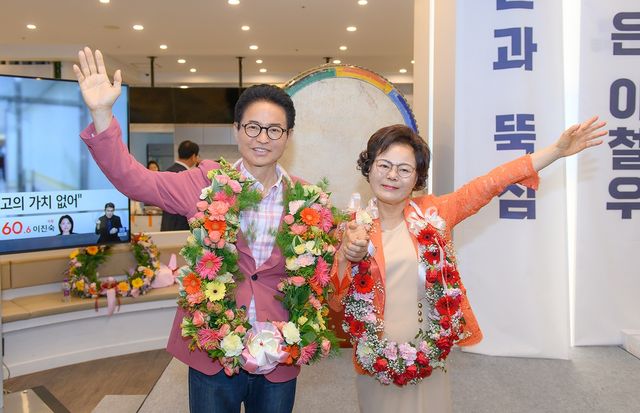 축하 꽃다발 목에 건 이철우 경북도지사 당선인과 배우자 