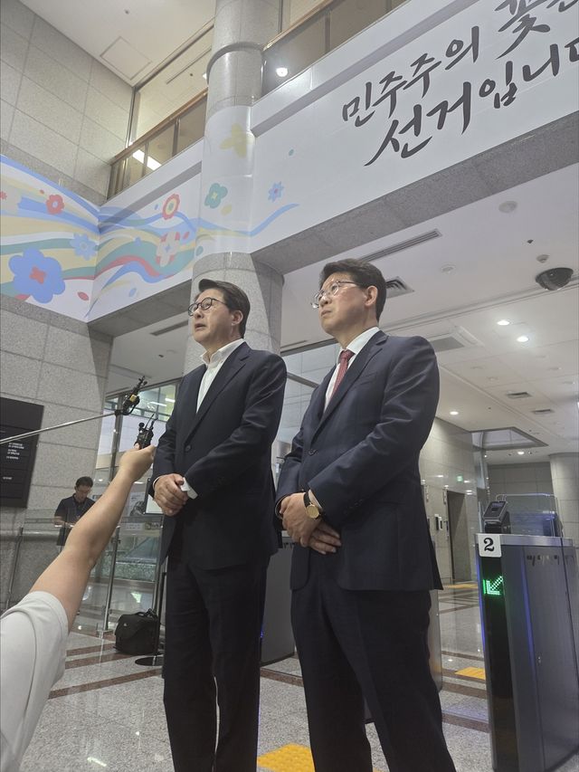 중앙선관위 항의 방문한 국민의힘 신동욱 의원