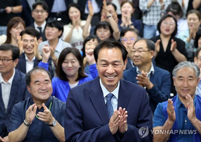 밝게 웃는 우상호 강원도지사 후보