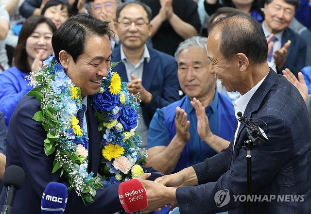최문순 전 지사 축하 받는 우상호 강원도지사 후보