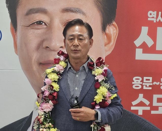 꽃다발 목에 두른 국민의힘 신영재(60) 홍천군수 당선인
