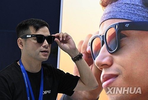 중국 한 박람회에서 스마트 안경을 착용한 관람객
