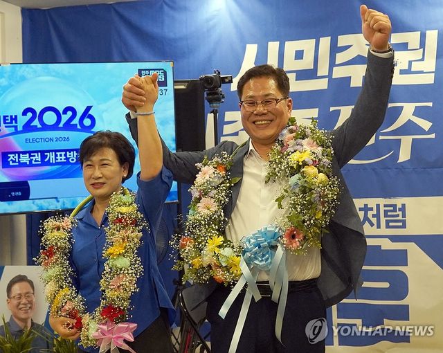 조지훈 전북 전주시장 후보(오른쪽)