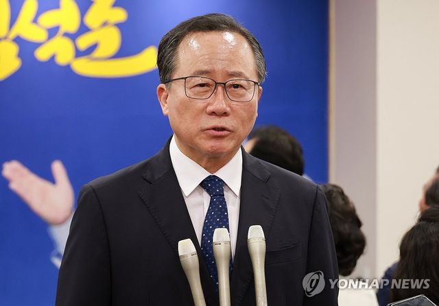 인터뷰 하는 김석준 부산시교육감 후보