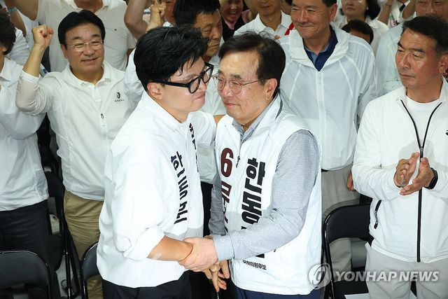 포옹하는 한동훈·서병수