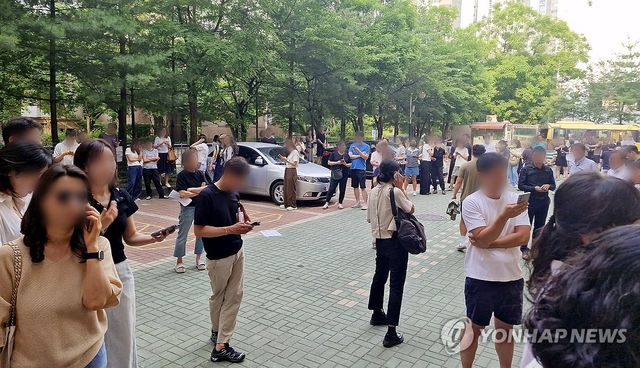 송파구 투표소, 투표용지 부족으로 대기