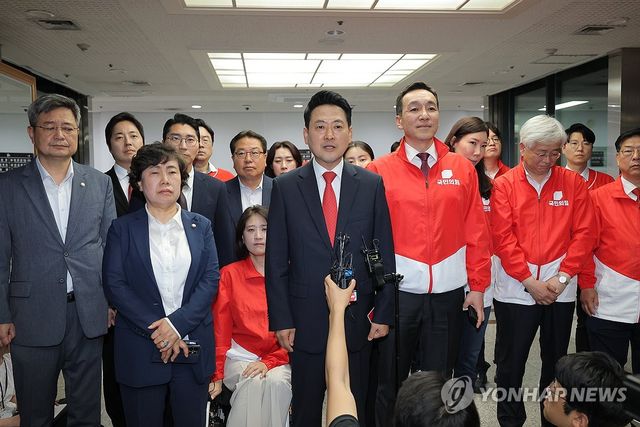 중앙선관위원장 항의 방문한 장동혁 선대위원장