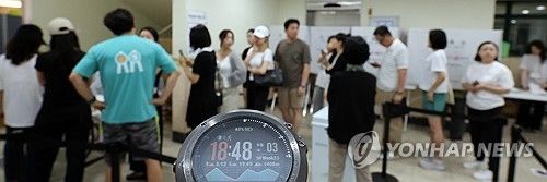 용지 부족, 늦은 투표 (서울=연합뉴스) 김주형 기자 = 6·3 지방선거 본투표일인 3일 서울 송파구 잠실2동 6투표소에서 투표용지 부족으로 유권자들이 마감시간 후 투표를 진행하고 있다. 2026.6.3 kjhpress@yna.co.kr(끝)