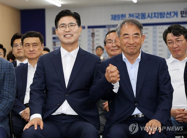 밝은 표정의 이원택 후보(앞줄 왼쪽)