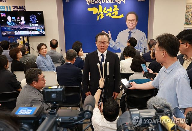 인터뷰 하는 김석준 부산시교육감 후보
