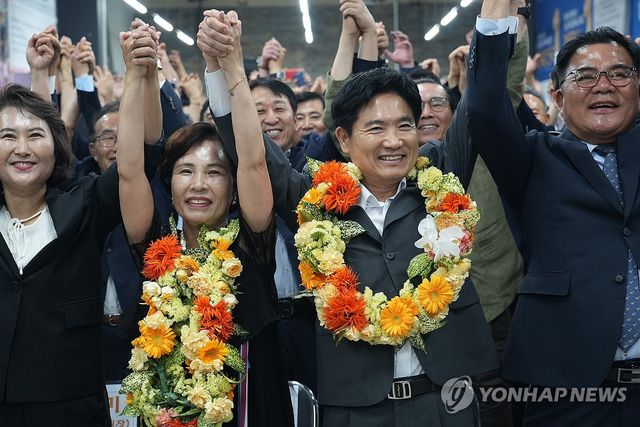 환호하는 김대중 전남광주 교육감 후보