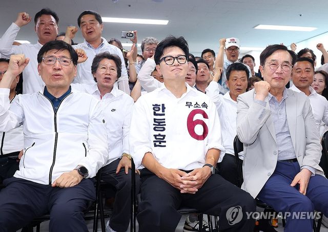 출구조사 결과 확인하는 한동훈