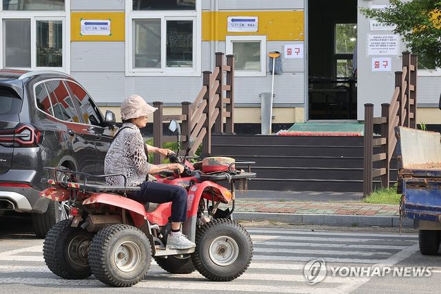 사륜바이크 타고 온 유권자