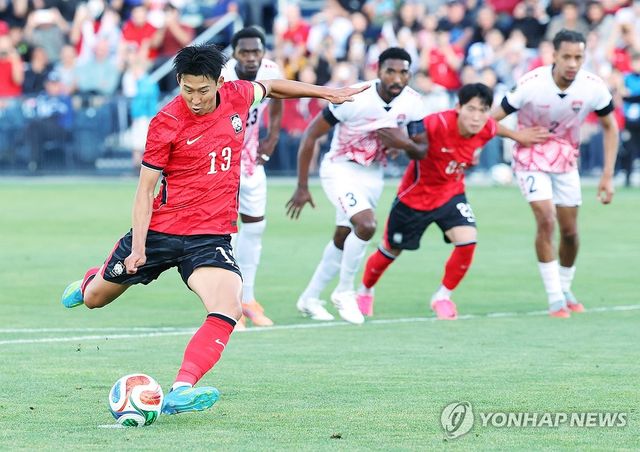 슈팅하는 손흥민