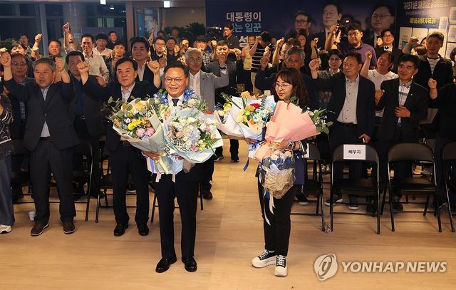 환호하는 김성범 후보 부부