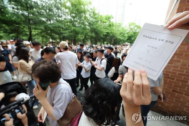 송파구서 투표용지 부족.. 대기하는 유권자들