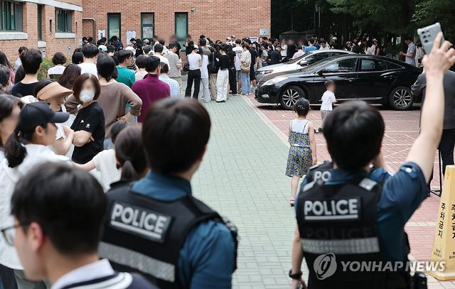 '용지부족' 투표 중지에 오랜시간 대기하는 유권자들