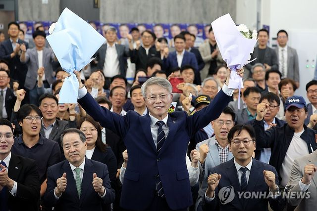 환호하는 민형배 후보