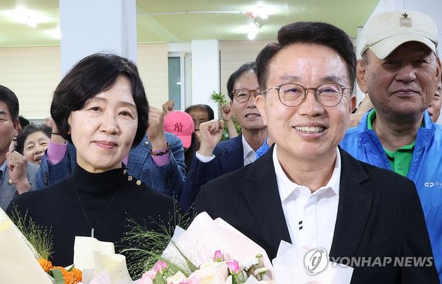 양충모 남원시장 후보(오른쪽)