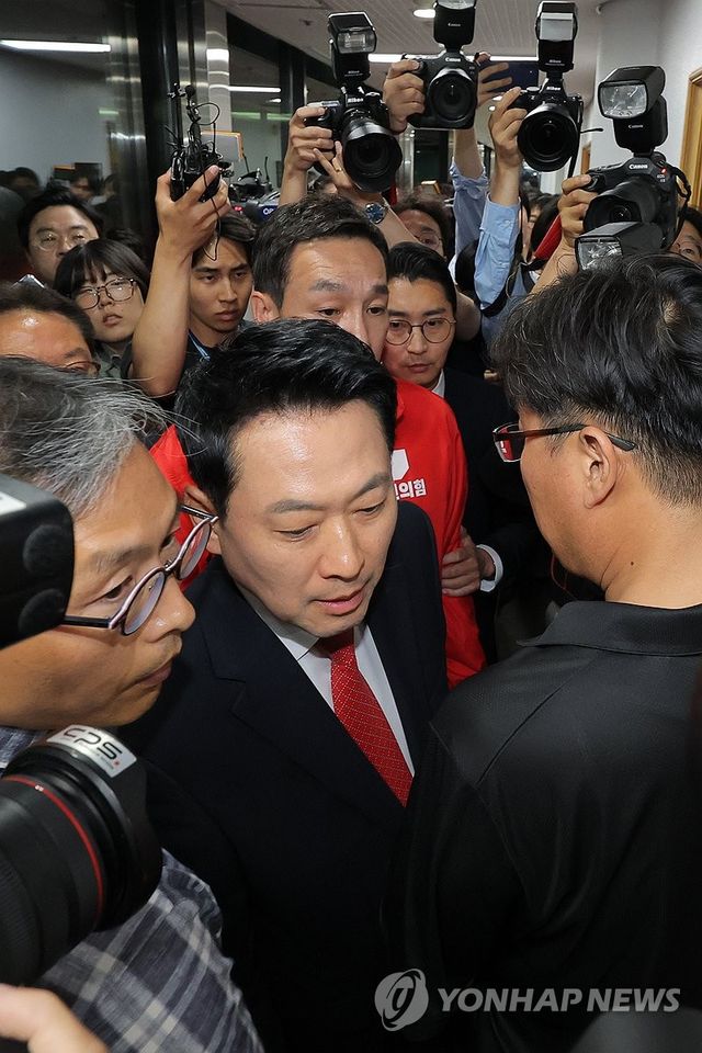 중앙선관위원장실 항의방문하는 장동혁 선대위원장