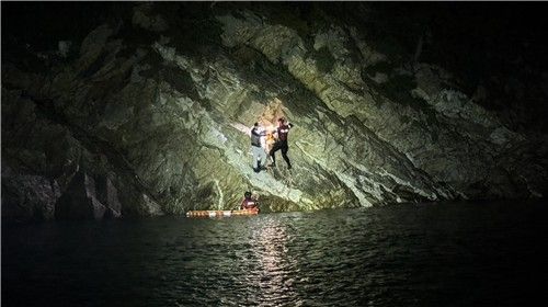 물때 몰랐던 낚시객 2명 갯바위 고립…태안해경 구조