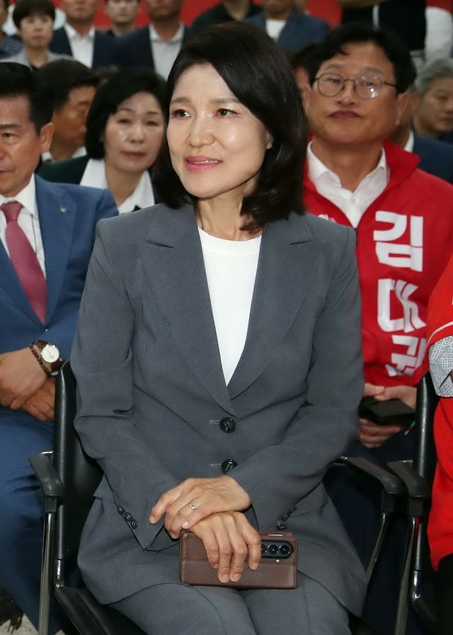 출구조사 지켜보는 이진숙