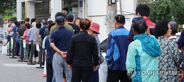 투표 기다리는 유권자들