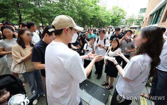 투표 대기번호표 나눠주는 잠실2동 6투표소