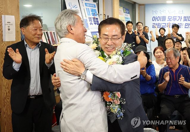 포옹하는 민병희·강삼영
