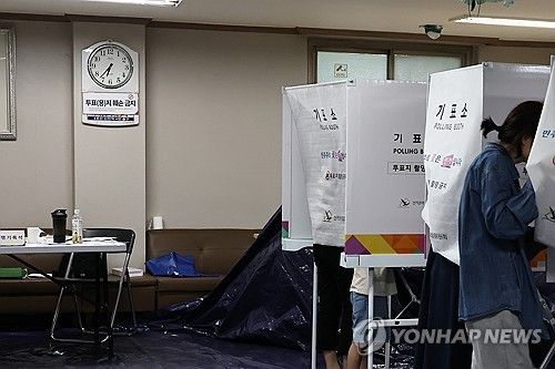 투표 용지 부족…6시 지나서도 투표