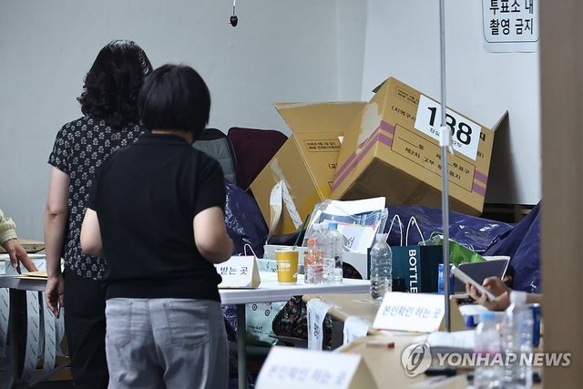 잠실7동 2투표소에 놓인 투표용지 박스