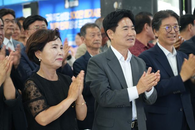 방송 3사 출구조사 발표 후 환호하는 김대중 후보(가운데)