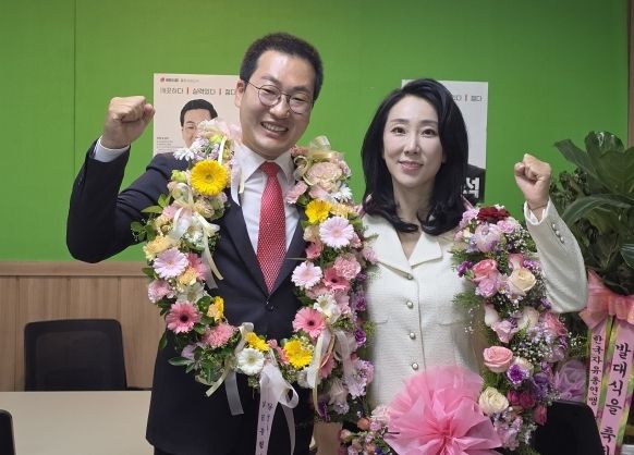 이동석 충주시장 당선인(왼쪽) 부부 