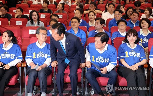 출구조사 결과 발표 지켜본 뒤 이동하는 정청래 위원장