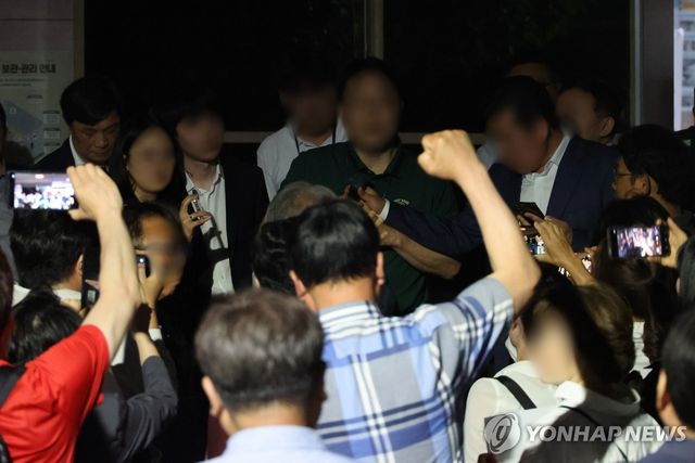 서울시선관위 앞 항의하는 시민들