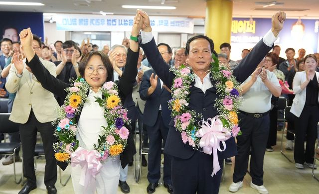 환호하는 조병옥 당선인(오른쪽) 부부