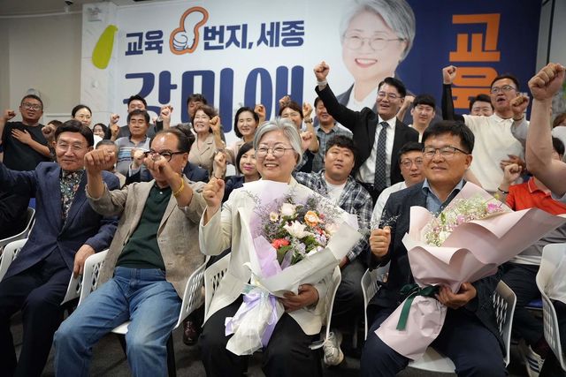 축하받는 강미애 세종교육감 당선인