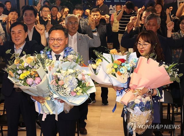 환호하는 김성범 후보 부부