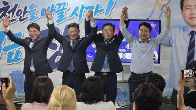 의원들과 만세 부르는 장기수 당선인(왼쪽 3번째)