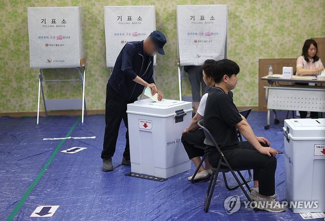투표하는 경남 유권자