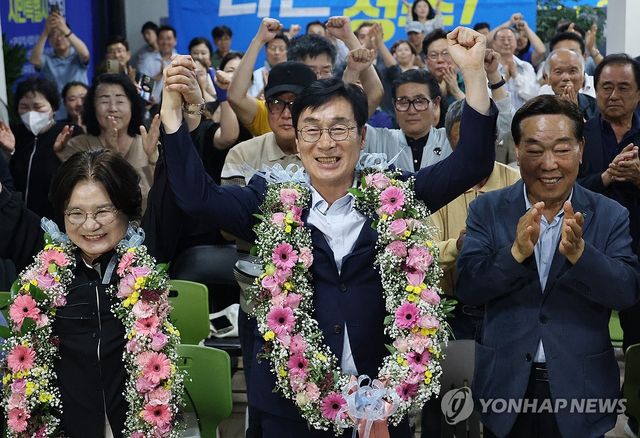 당선 세레머니 하는 이장섭 청주시장 후보