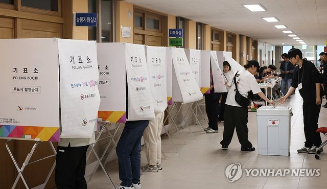 투표소가 된 학교 복도
