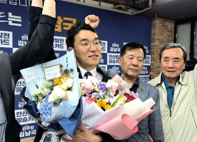 기뻐하는 김남국 당선인