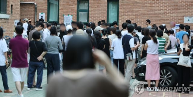투표용지 부족에 대기하는 유권자들