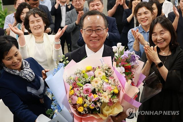 꽃다발 든 김석준 부산시교육감 후보