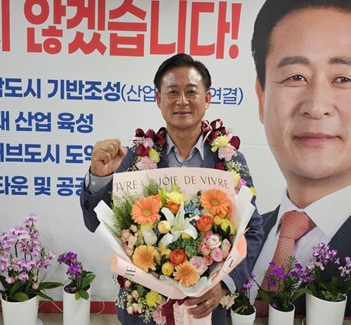 꽃다발 든 국민의힘 신영재(60) 홍천군수 당선인