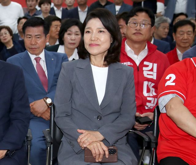 출구조사 지켜보는 이진숙 후보