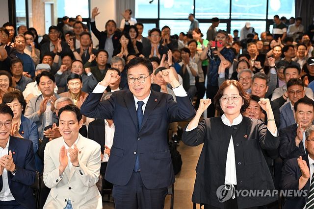 출구조사 결과에 환호하는 위성곤 후보 캠프