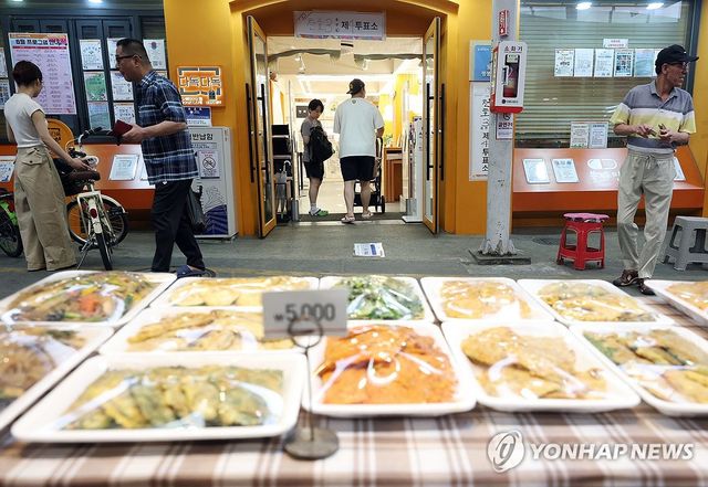 전통시장에 설치된 투표소